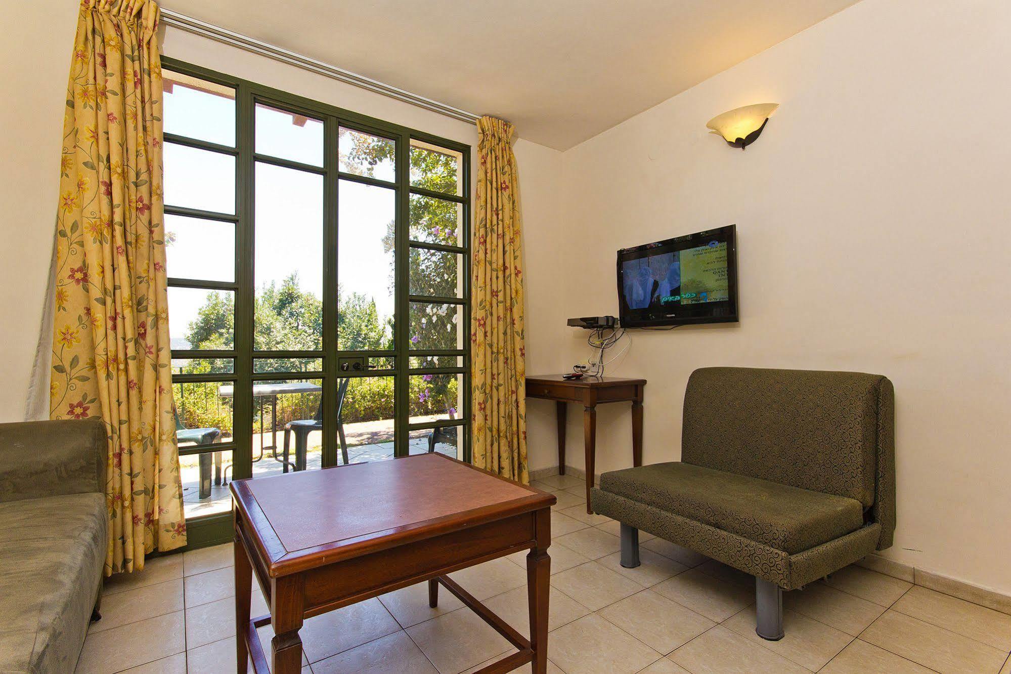 Shoresh Green Hills Family Suites Hotel Exterior foto